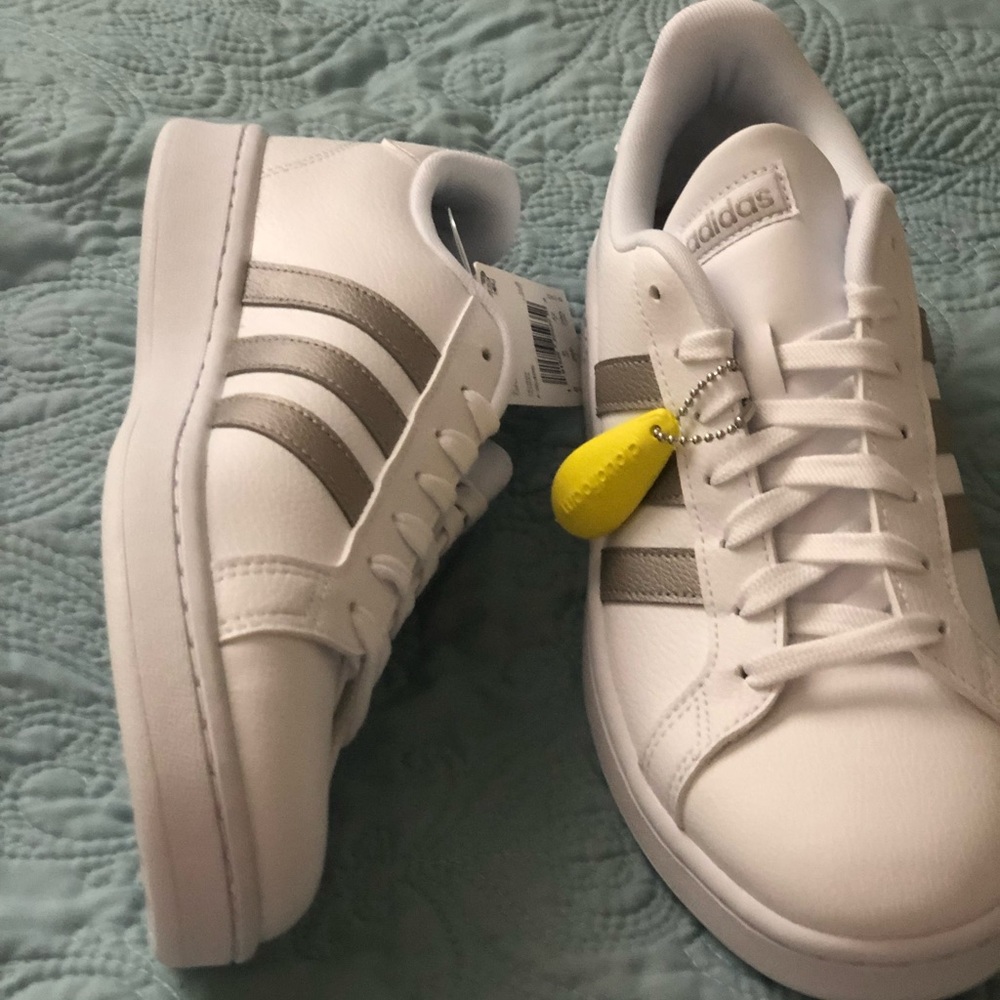 COPY - Women's Adidas shoes - Picture 2 of 4
